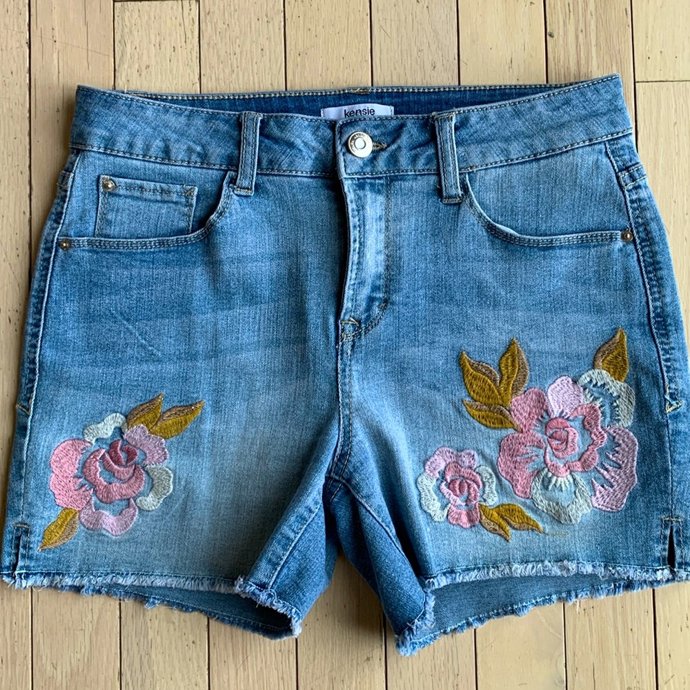 NWOT KENSIE FLORAL EMBROIDERED DENIM SHORTS